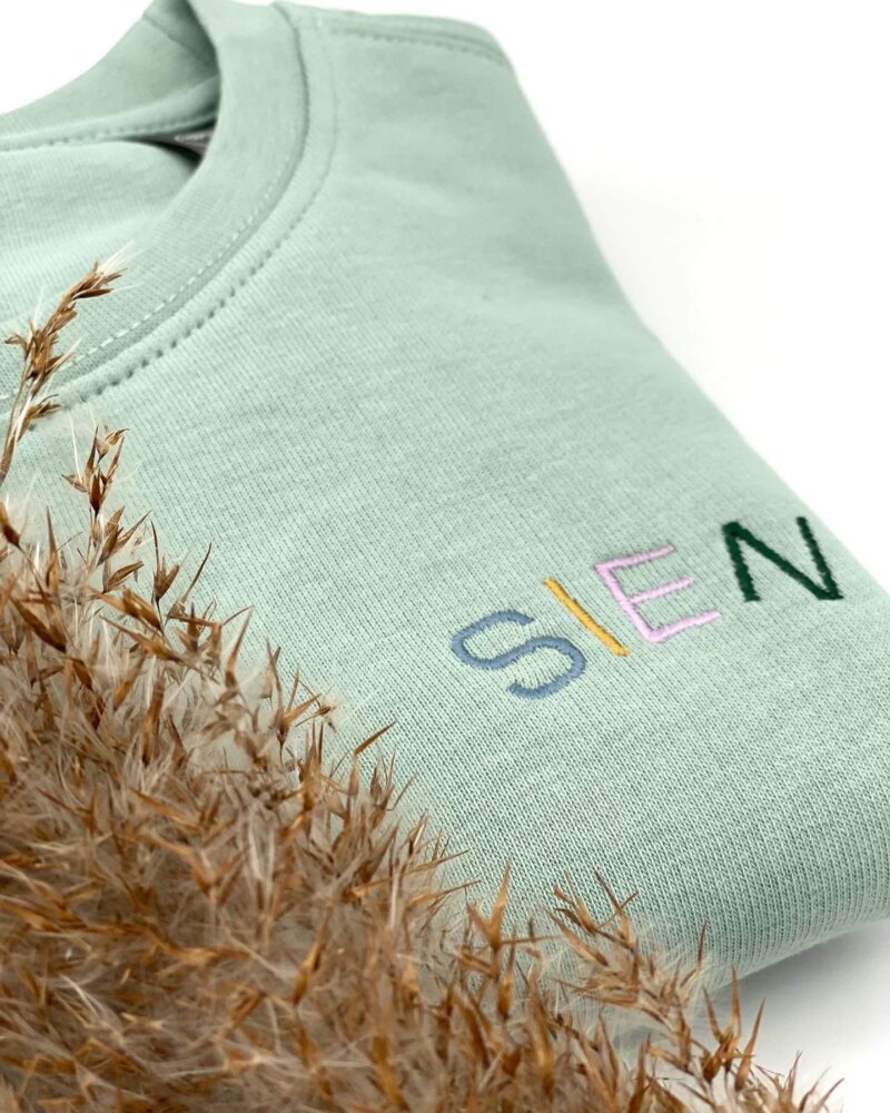 0afe2030-f6b0-4e50-9564-4a69ad16cad3 Regenboog naam sweater kids