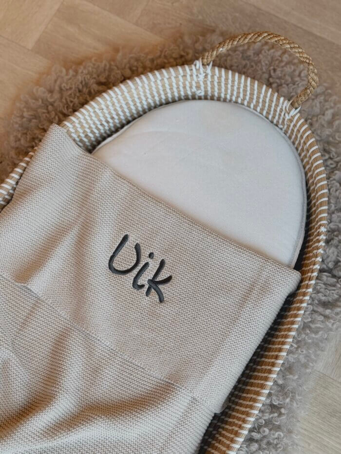 29F3CA04-2602-422E-A29A-03B062207DC1 gebreid deken met naam