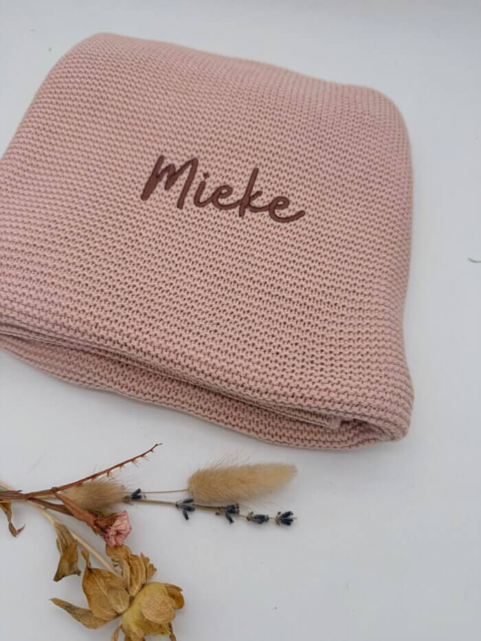 C64538A9-42E1-453A-A6FC-9AEEDAA4D5E2 gebreid deken met naam