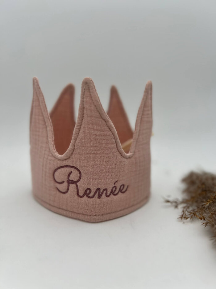 Verjaardagskroon met geborduurde naam