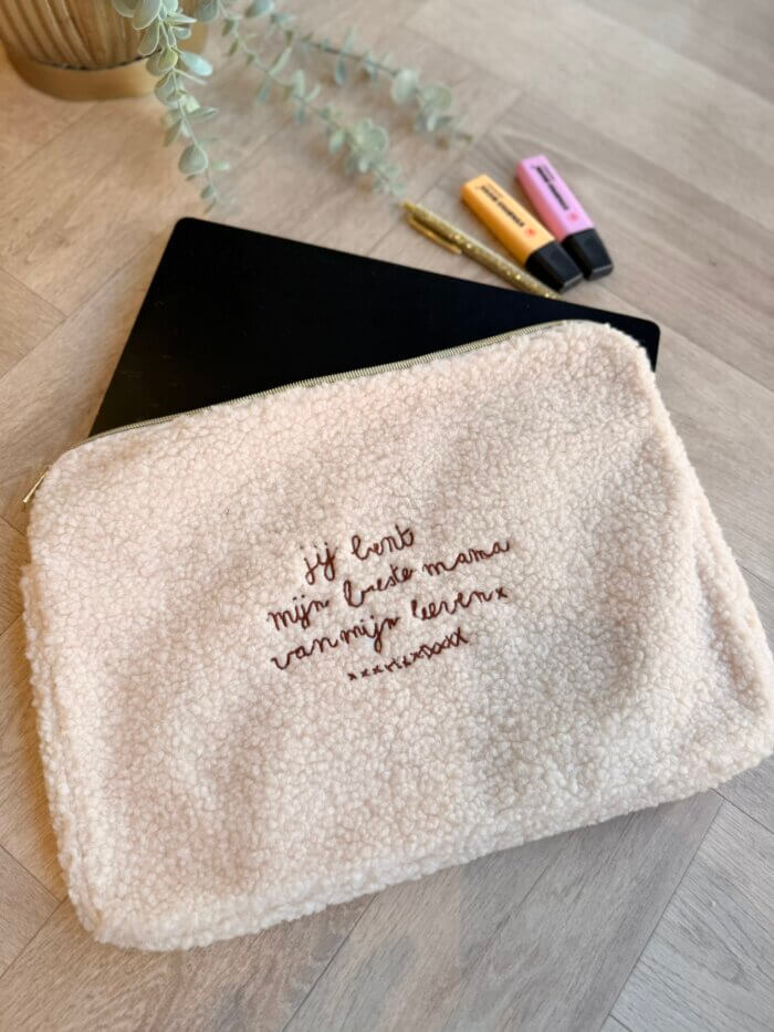 Teddy laptop sleeve met eigen borduring