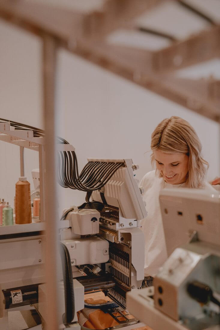 Sarah aan de borduurmachine